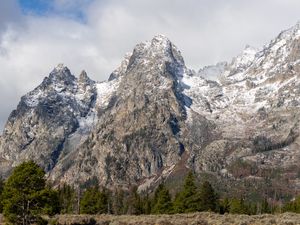 Превью обои гора, вершина, снег, склон, деревья, пейзаж