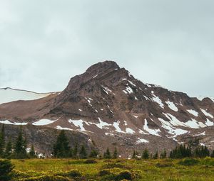 Превью обои гора, вершина, снег, деревья, природа, пейзаж