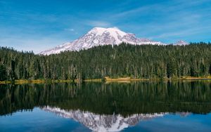 Превью обои гора, вершина, снег, деревья, озеро, пейзаж