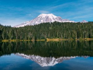 Превью обои гора, вершина, снег, деревья, озеро, пейзаж