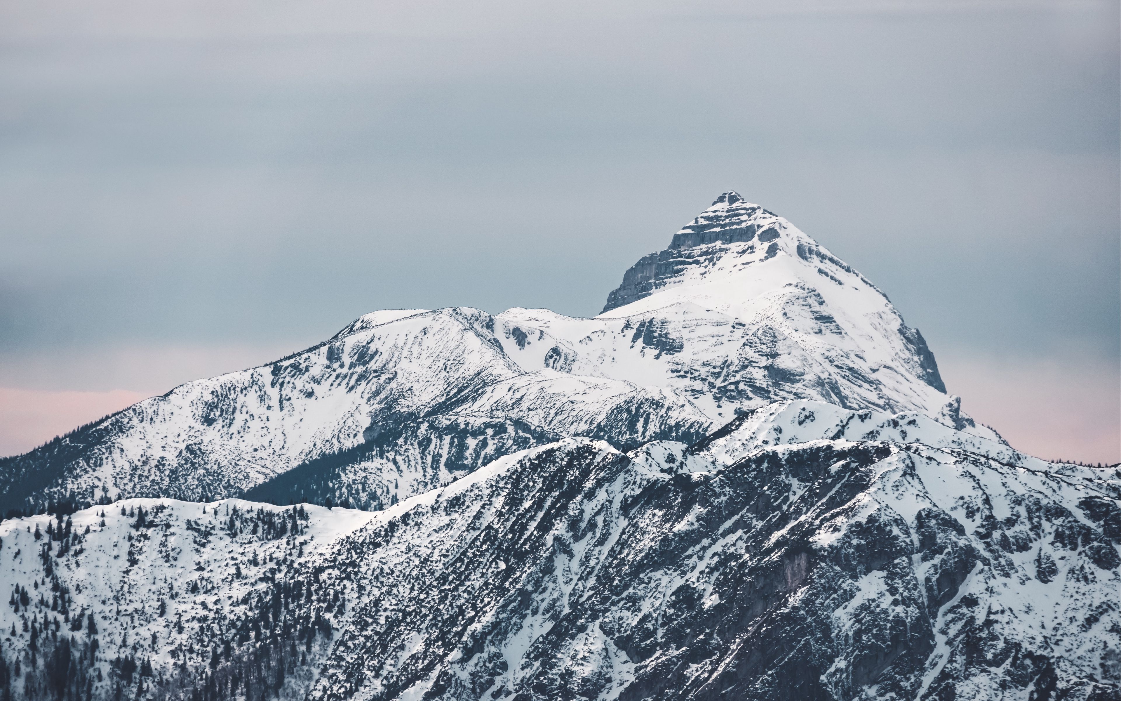 Горы со снегом на вершине