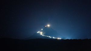 Превью обои гора, вершина, свет, ночь, огни, темнота