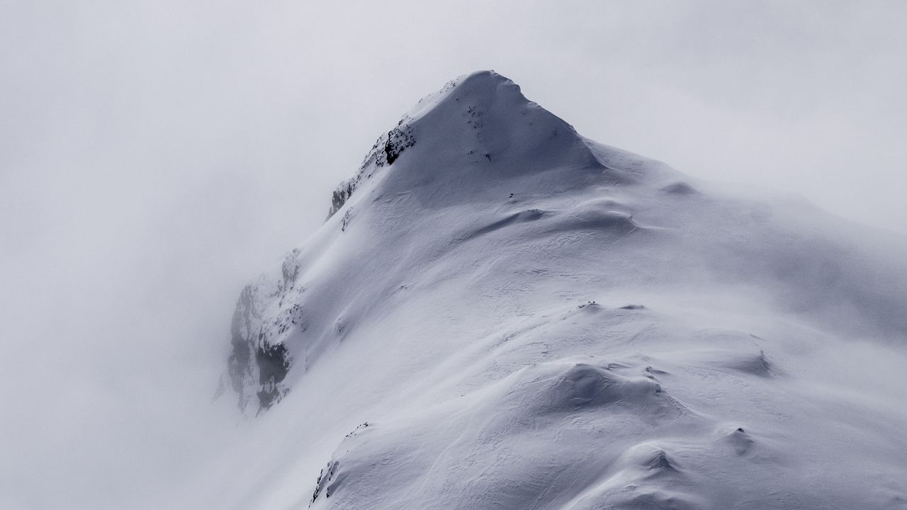 Обои гора, вершина, туман, снег, заснеженный