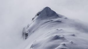Превью обои гора, вершина, туман, снег, заснеженный