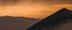Превью обои гора, вершина, туман, закат, небо