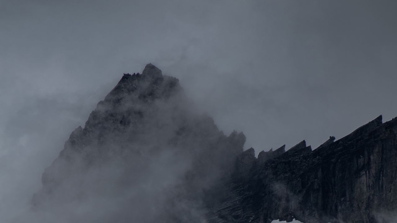 Обои гора, вершина, туман, облако, снег