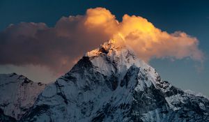 Превью обои гора, вершина, заснеженный, облака, долина кхумбу, намче, непал