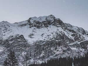 Превью обои гора, вершина, заснеженный, звезды, снегопад, небо