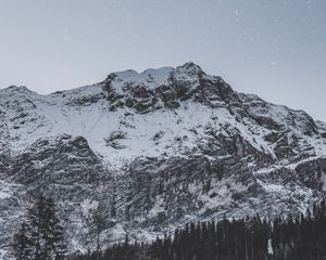 Превью обои гора, вершина, заснеженный, звезды, снегопад, небо