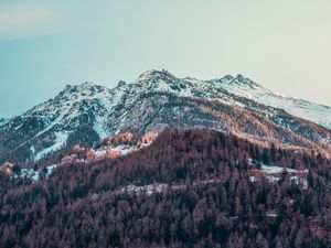 Превью обои гора, вершина, заснеженный, деревня, небо