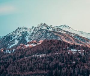 Превью обои гора, вершина, заснеженный, деревня, небо