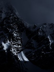 Превью обои гора, вершина, заснеженный, туман, темный, тироль, штубай, австрия