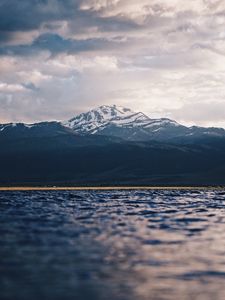 Превью обои гора, вода, размытость, вершина, облака