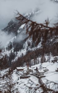 Превью обои гора, здания, снег, деревья, склон, вид сверху