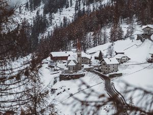 Превью обои гора, здания, снег, деревья, склон, вид сверху