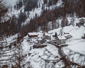 Превью обои гора, здания, снег, деревья, склон, вид сверху