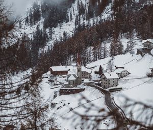 Превью обои гора, здания, снег, деревья, склон, вид сверху