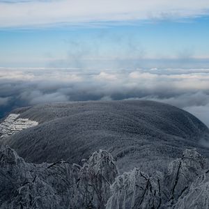 Превью обои гора, зима, облака, иней, вершина, небо