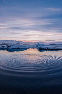 Превью обои горизонт, вода, круги, снежный