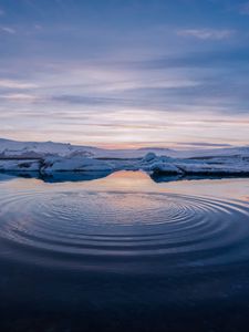 Превью обои горизонт, вода, круги, снежный