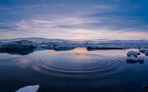 Превью обои горизонт, вода, круги, снежный