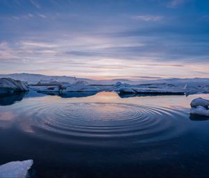 Превью обои горизонт, вода, круги, снежный