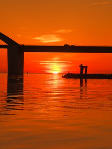 Превью обои горизонт, закат, мост, отражение, оранжевый