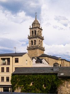 Превью обои город, архитектура, облака, окна
