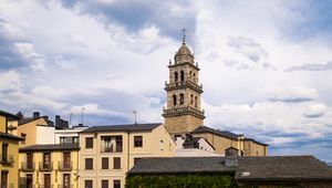 Превью обои город, архитектура, облака, окна