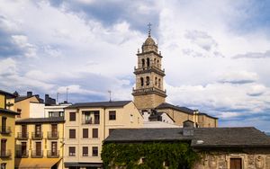 Превью обои город, архитектура, облака, окна