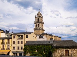 Превью обои город, архитектура, облака, окна