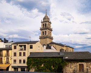 Превью обои город, архитектура, облака, окна
