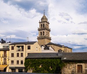 Превью обои город, архитектура, облака, окна
