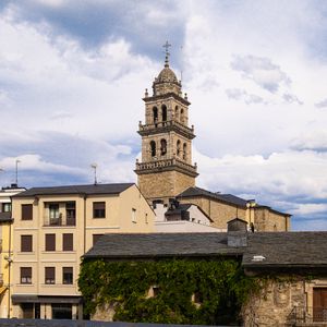 Превью обои город, архитектура, облака, окна