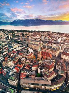 Превью обои город, архитектура, здания, крыши, горы