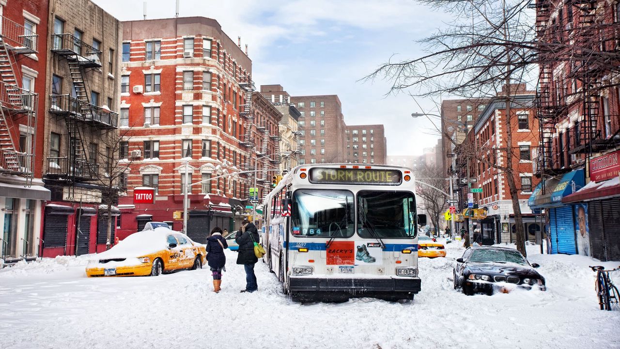 Обои город, автобус, движение, снег, зима, люди, жизнь