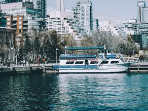 Превью обои город, башня, здания, лодка, пристань, вода