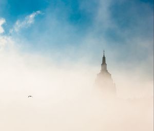 Превью обои город, будапешт, утро, туман, небо, птица