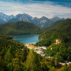 Превью обои город, деревья, лес, озеро, горы, облака, небо, пейзаж