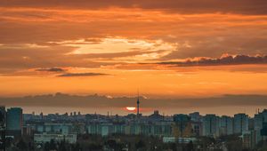 Превью обои город, городской пейзаж, здания, солнце, закат