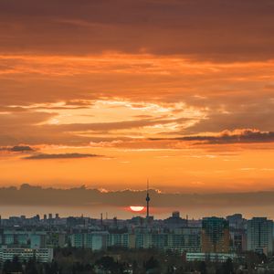 Превью обои город, городской пейзаж, здания, солнце, закат