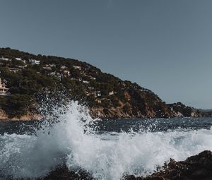 Превью обои город, холм, море, брызги, скалы