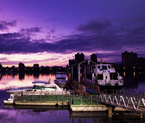 Превью обои город, яхта, пристань, море, вечер