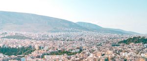 Превью обои город, крыши, горы, деревья