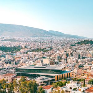 Превью обои город, крыши, горы, деревья