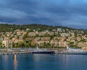 Превью обои город, лодка, пристань, море, холмы