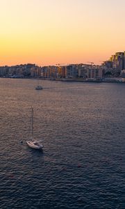 Превью обои город, лодки, здания, вода, сумерки