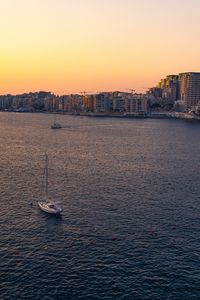 Превью обои город, лодки, здания, вода, сумерки