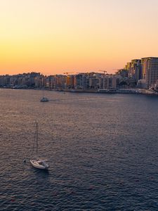 Превью обои город, лодки, здания, вода, сумерки