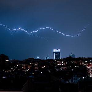Превью обои город, молния, ночь, темный